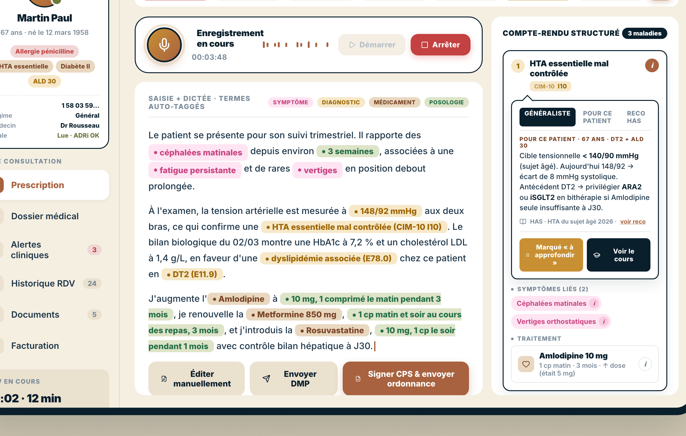 Écran de consultation MédiCalame en mode prescription : sidebar patient, dictée vocale en cours, zone de saisie auto-taggée par catégorie clinique, panneau de propositions IA à droite avec onglets Généraliste / Pour ce patient / HAS
