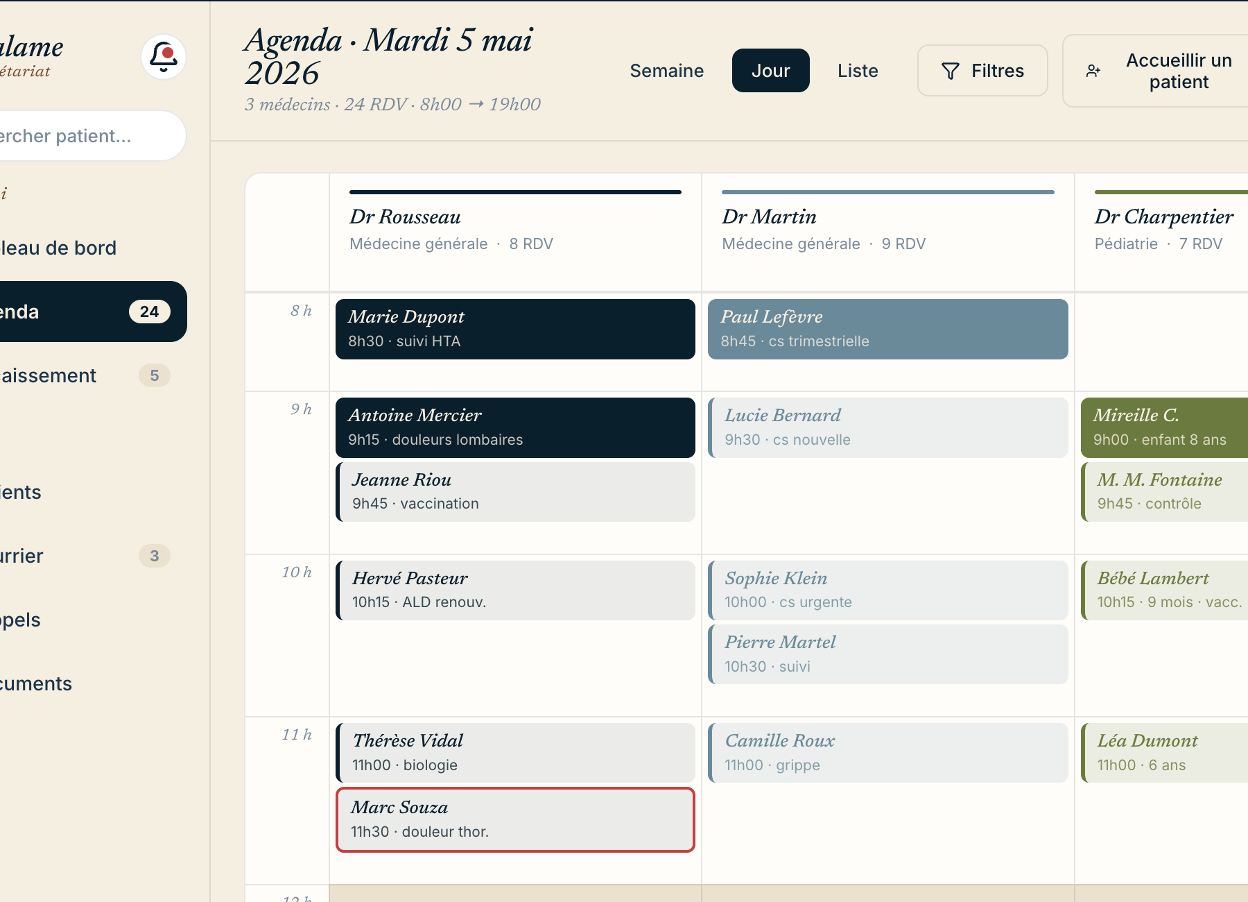 Agenda multi-médecins de MédiCalame Secrétariat : 3 colonnes côte à côte avec en-tête nominatif et bandes de couleur par médecin, RDV affichés en cards colorées selon la couleur du médecin